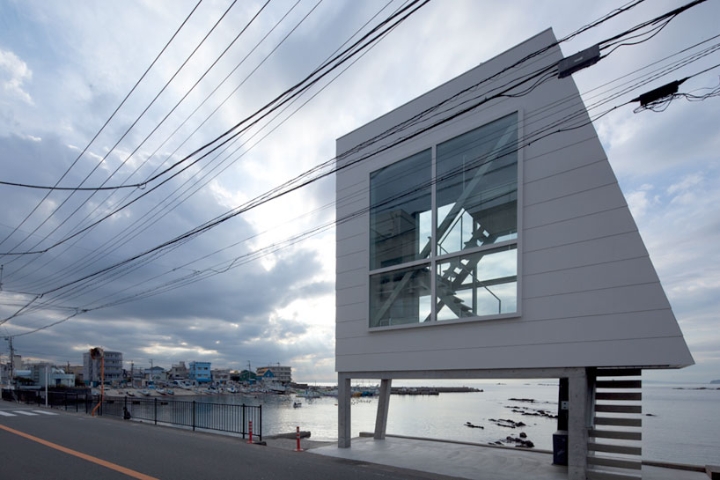 Yasutaka-Yoshimura-arkitek-tingkap rumah Designboom-02