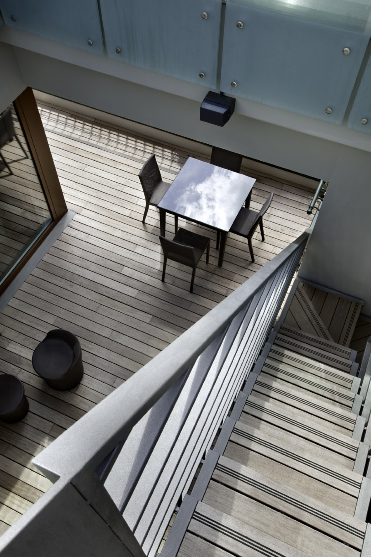 Remodelación de un ático romanos Westway arquitectos, vista de la escalera exterior desde la terraza superior